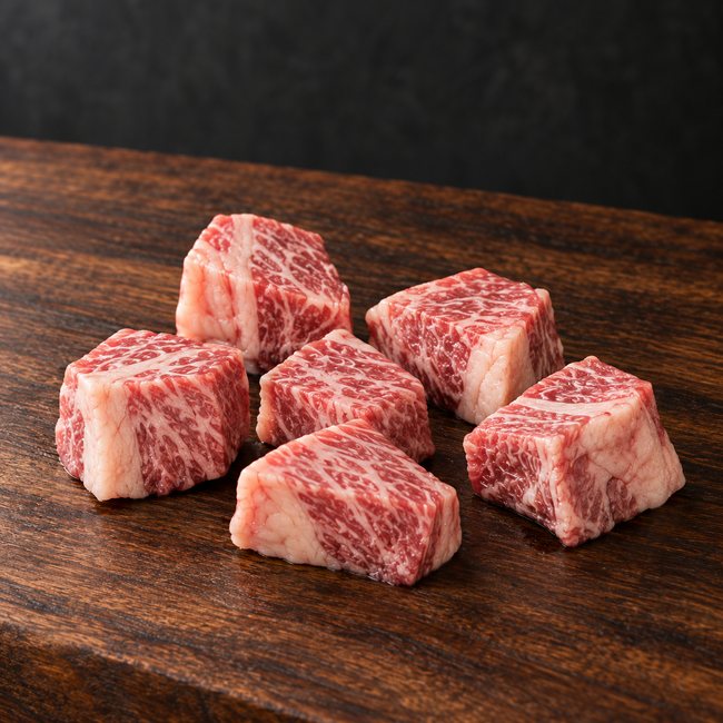 Cubes crus de wagyu japonais A5 sur une planche